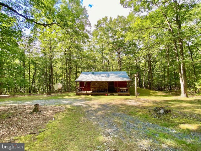 view of yard featuring an outbuilding