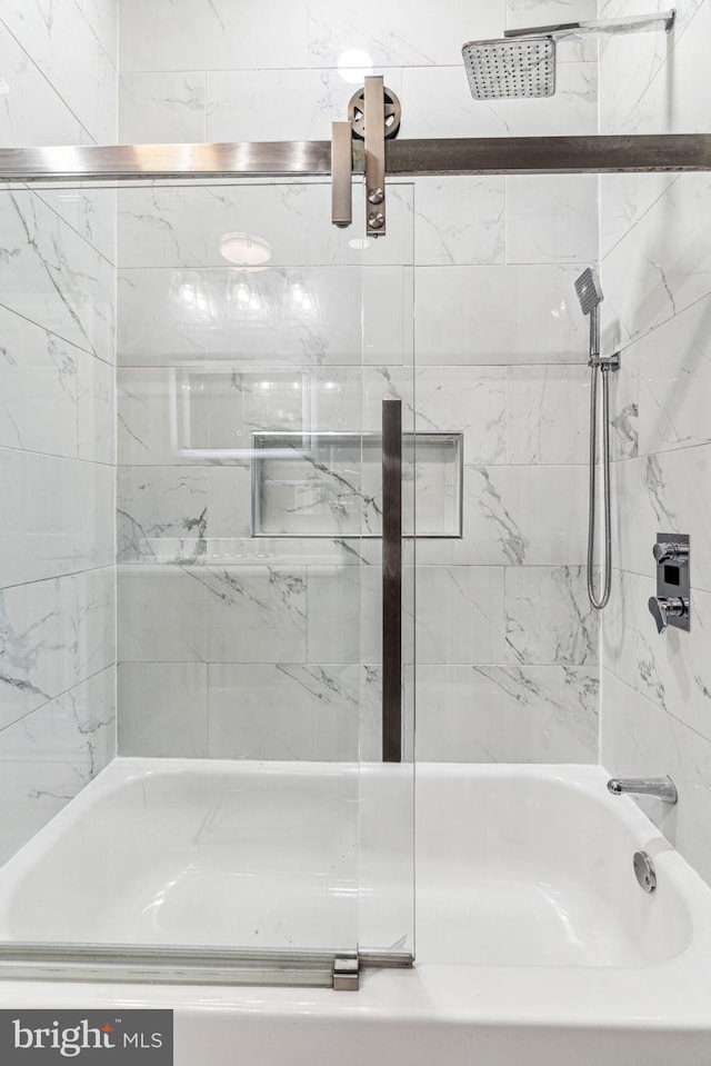 bathroom with combined bath / shower with glass door