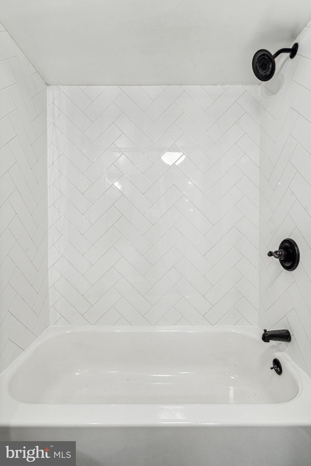 bathroom featuring tiled shower / bath combo