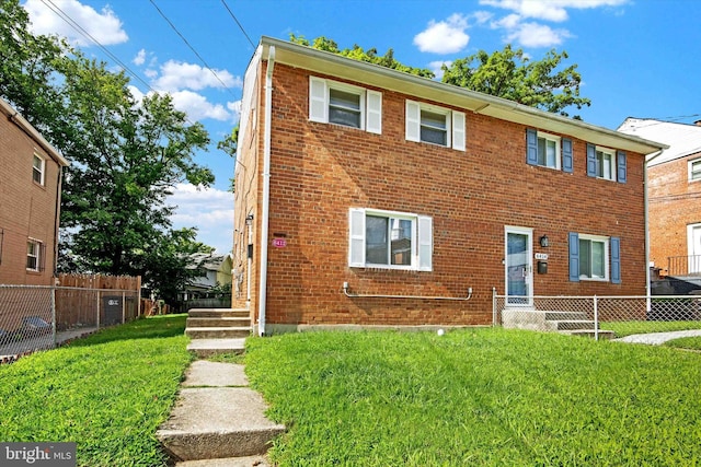 view of front of property featuring a front lawn