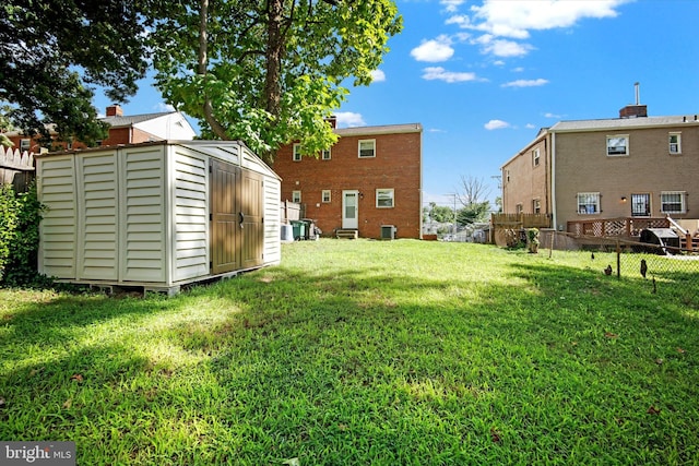 view of yard featuring a storage shed