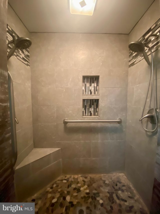 bathroom featuring a tile shower