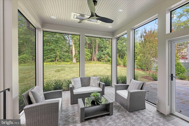 sunroom with ceiling fan