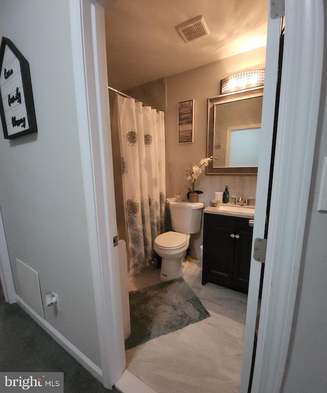 bathroom featuring a shower with shower curtain, toilet, and vanity