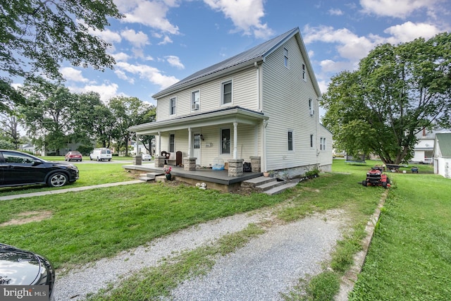 view of front facade featuring a porch and a front lawn