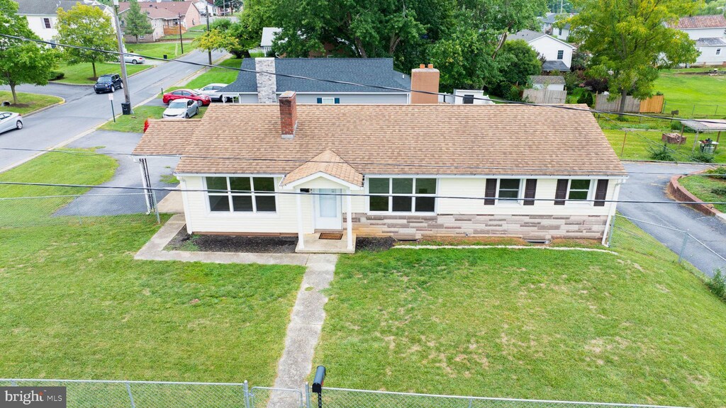 view of front of home with a front lawn