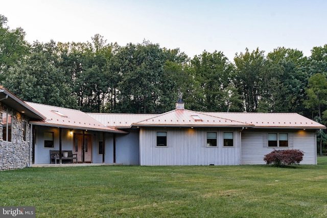 view of front of property featuring a patio and a front lawn