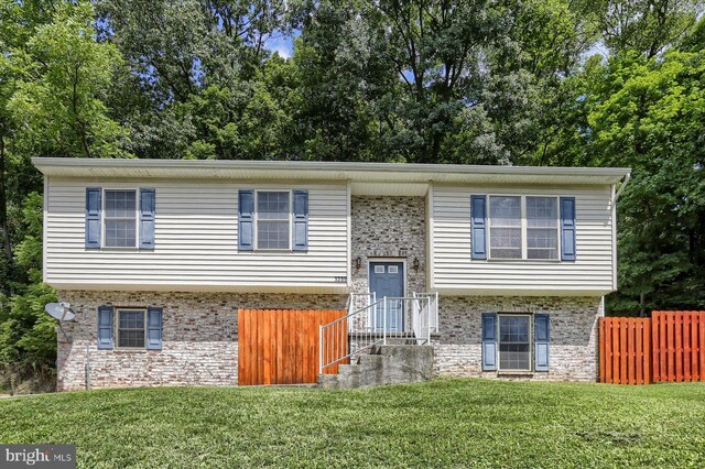 split foyer home featuring a front yard