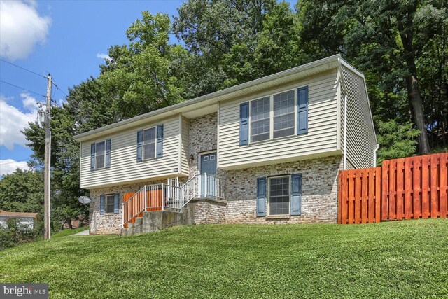 split foyer home featuring a front lawn