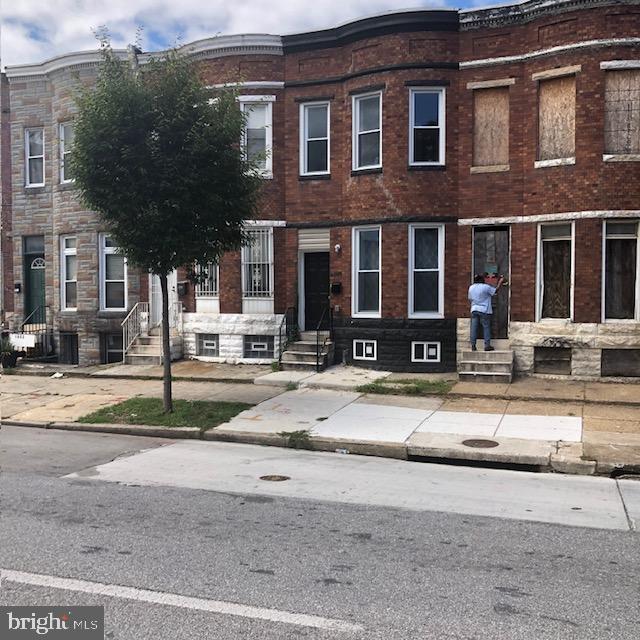 townhome / multi-family property with brick siding