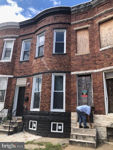 view of front facade with brick siding