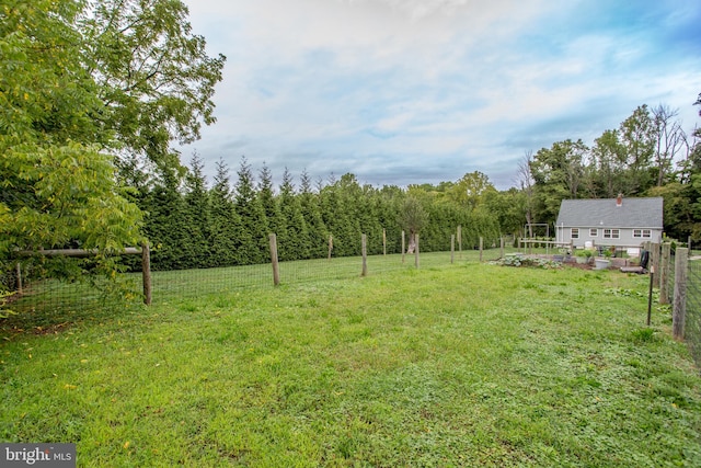 view of yard featuring a rural view