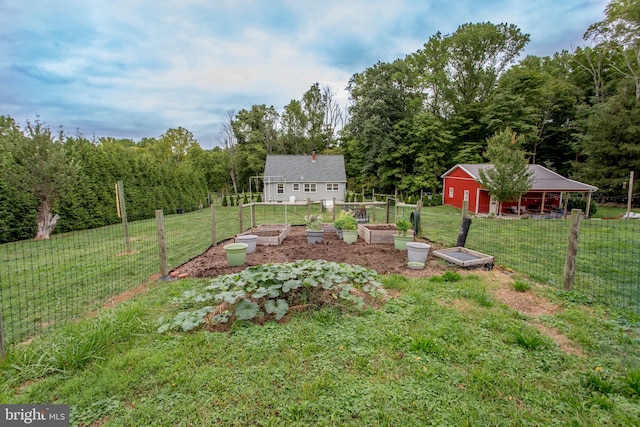 view of yard featuring an outdoor structure