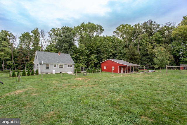 view of yard featuring an outdoor structure