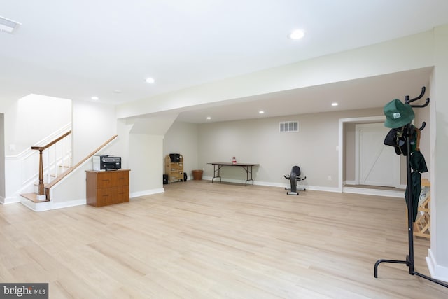 exercise room with light wood-type flooring, baseboards, visible vents, and recessed lighting