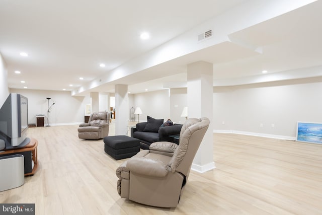 living area with light wood-style flooring, visible vents, baseboards, and recessed lighting