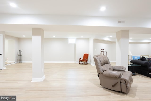 sitting room with light wood finished floors, baseboards, visible vents, and recessed lighting