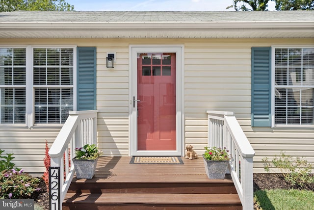 property entrance featuring a deck