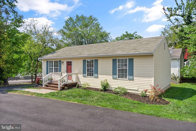 single story home featuring a front lawn