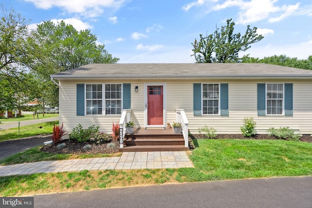 view of front of property featuring a front lawn