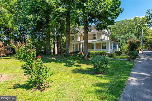 view of front facade featuring a porch and a front lawn