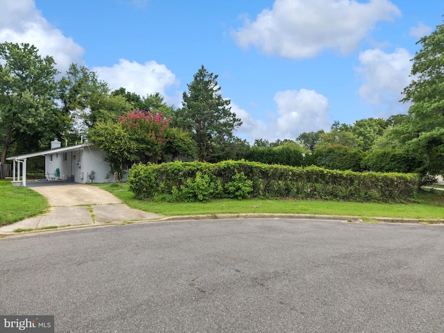 view of front of house featuring a carport and a front lawn