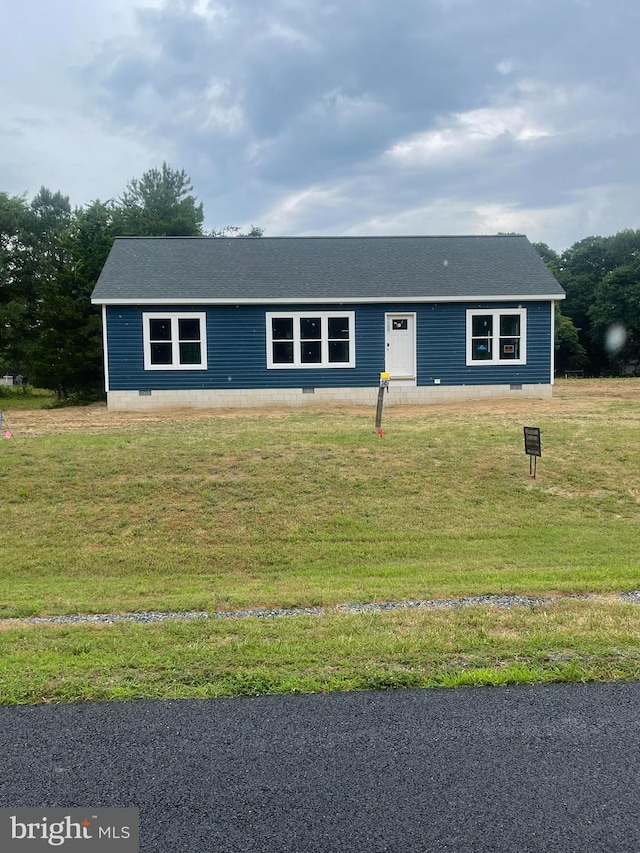 ranch-style home featuring a front lawn