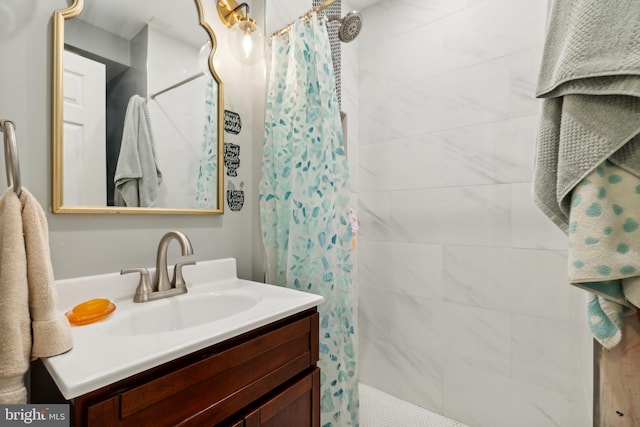 bathroom featuring a shower with shower curtain and vanity