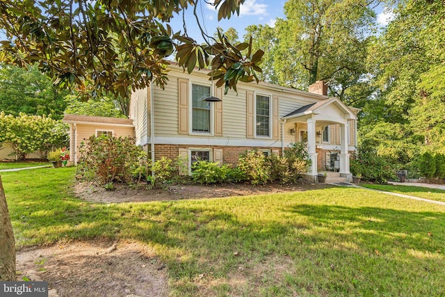 split foyer home featuring a front yard