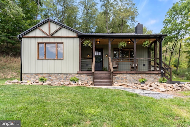 view of front of house with a porch and a front lawn