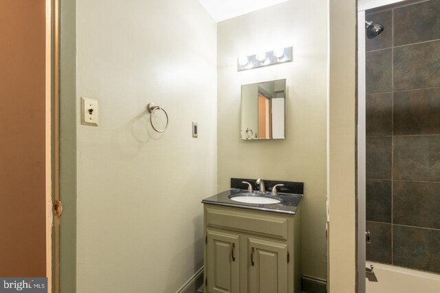 bathroom featuring vanity and tiled shower / bath combo