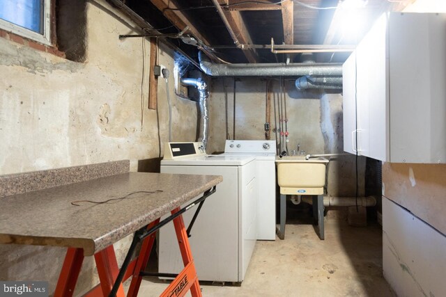 laundry room featuring sink and washer and clothes dryer