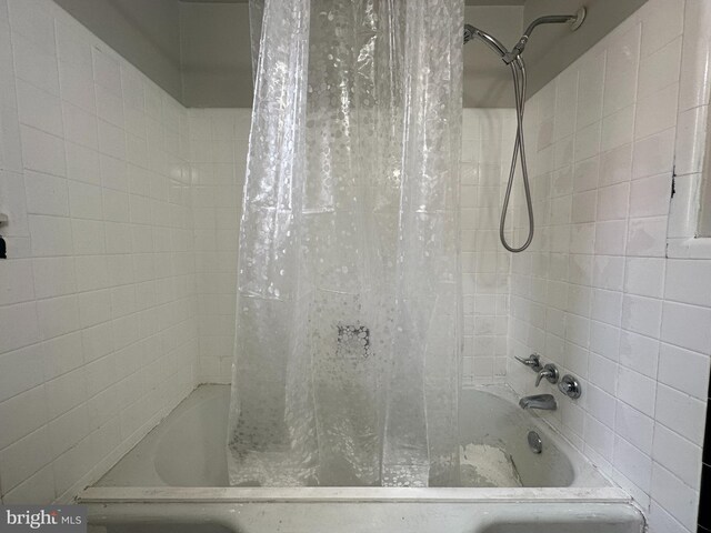 bathroom featuring shower / tub combo