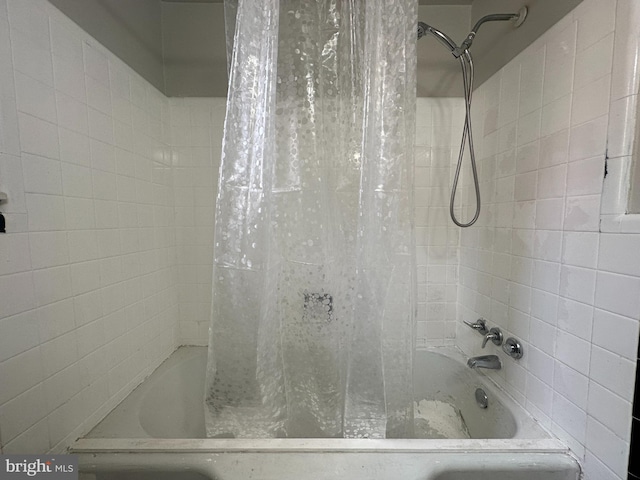 bathroom with shower / tub combo