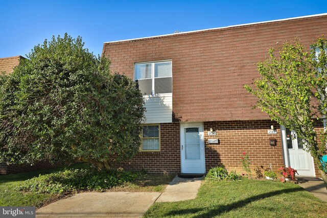 view of front facade featuring a front yard