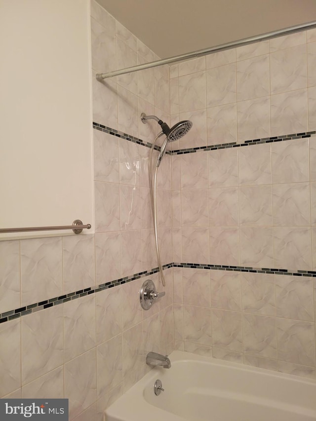 bathroom featuring tiled shower / bath