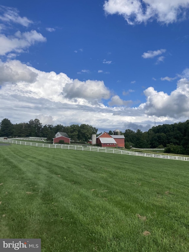 view of yard with a rural view