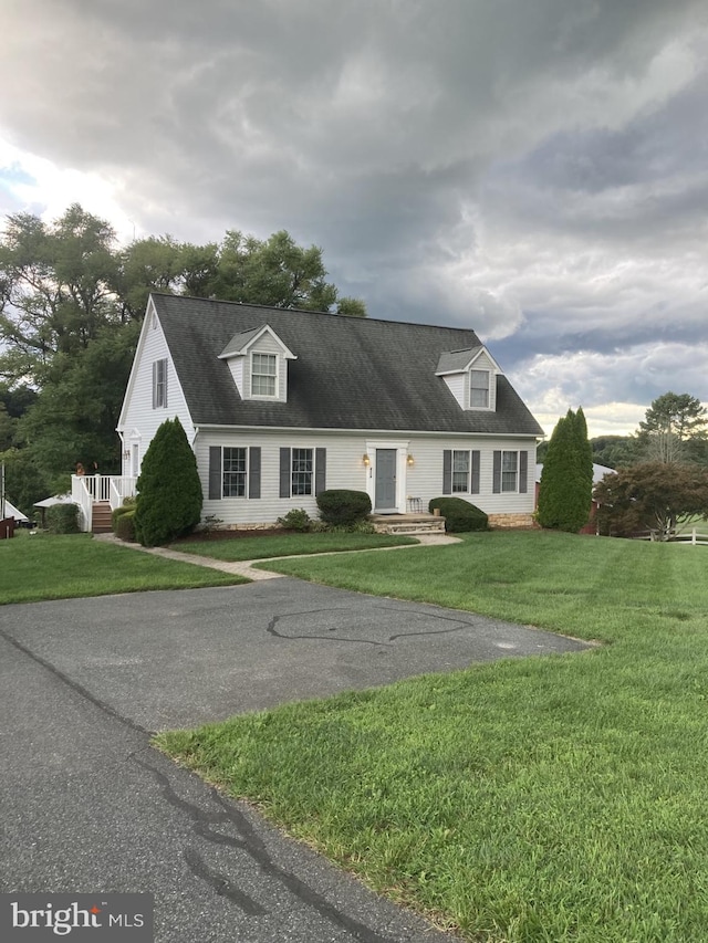 cape cod-style house featuring a front lawn