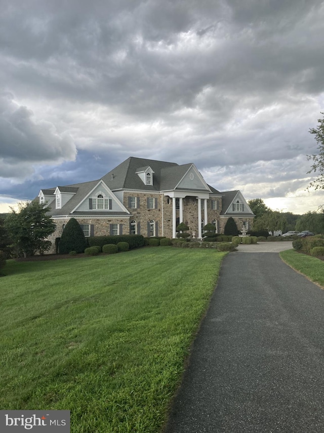 view of front of property featuring a front lawn