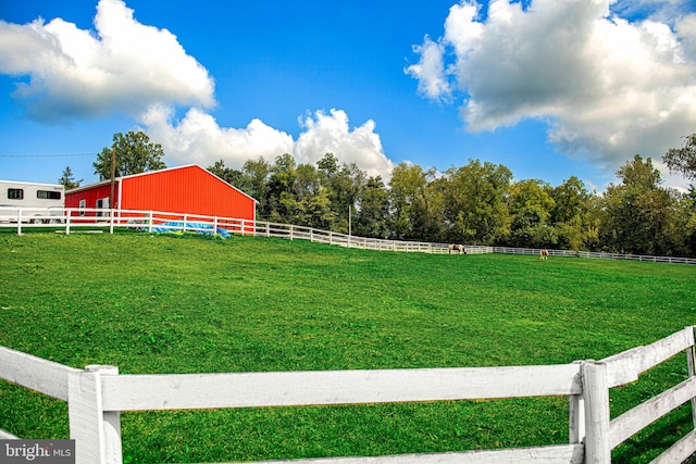 view of yard featuring a rural view