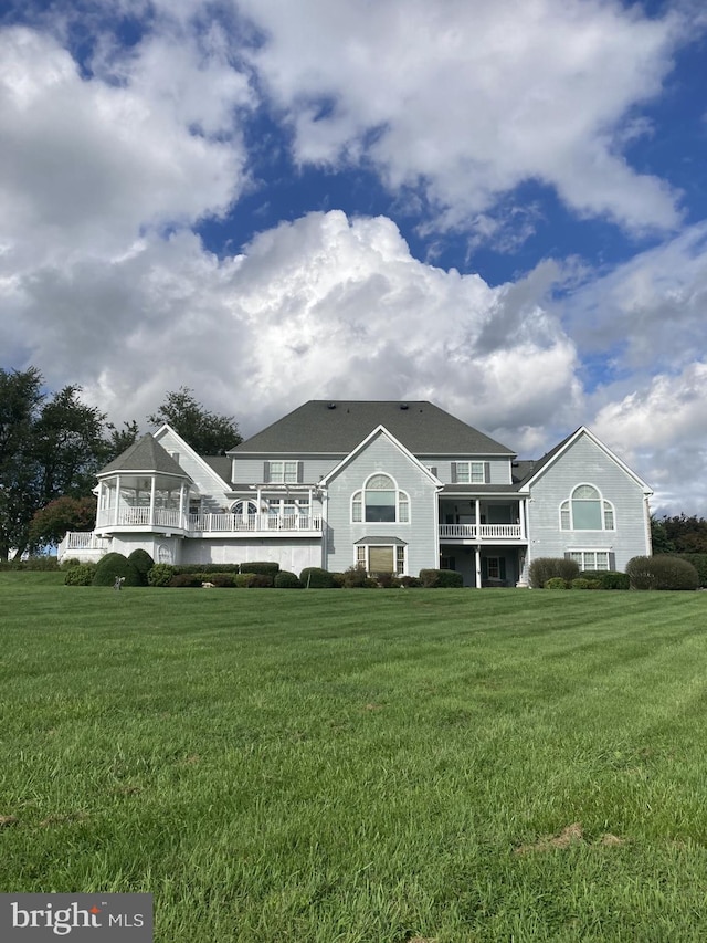 view of front facade with a front lawn