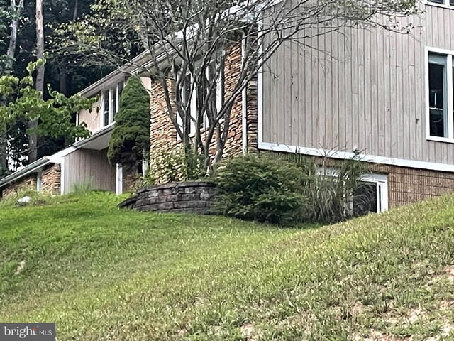 view of front of home featuring a front lawn