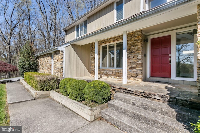 entrance to property featuring a porch