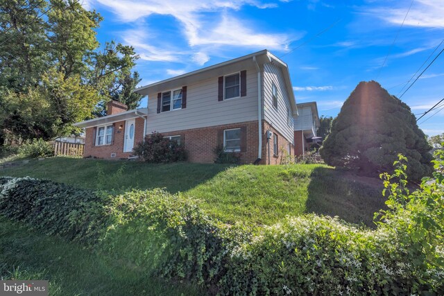 split level home featuring a front yard