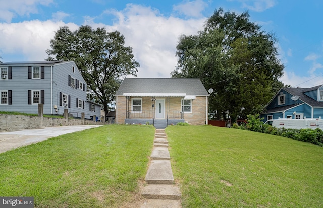 view of front of property featuring a front yard