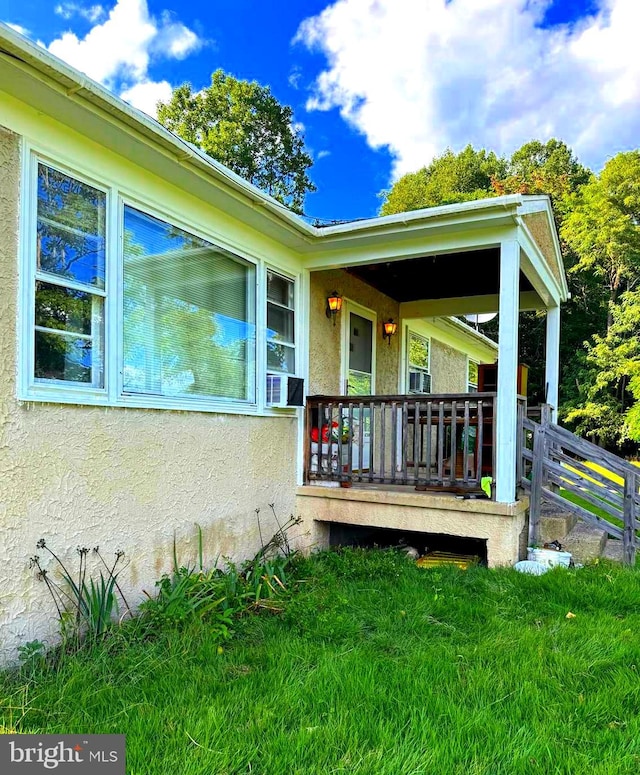 property entrance featuring a yard