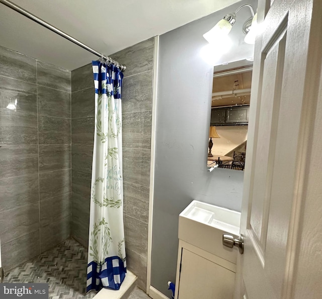 bathroom with a shower with curtain and vanity