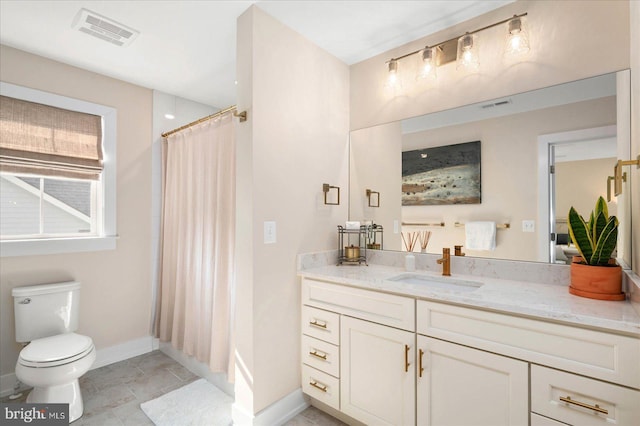 bathroom featuring toilet, curtained shower, visible vents, and vanity