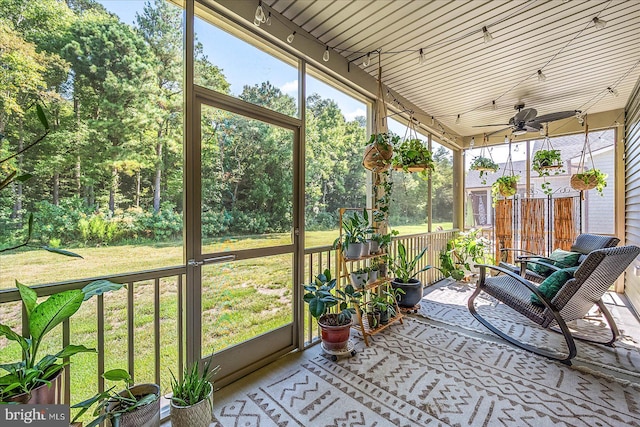 sunroom with ceiling fan