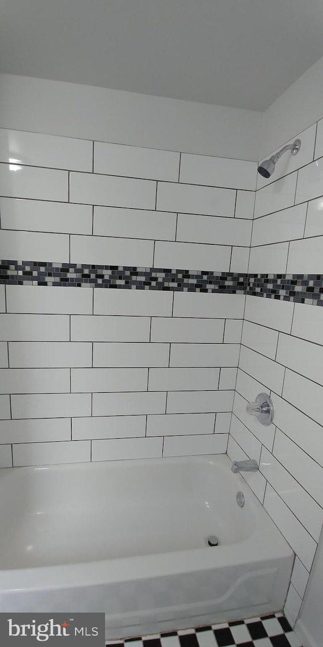 bathroom featuring tiled shower / bath combo